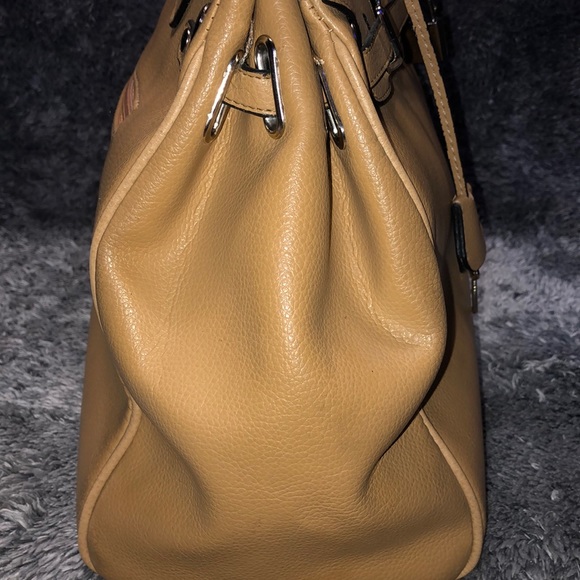 Light beige & Silver hardware lock & key handbag - Picture 7 of 8